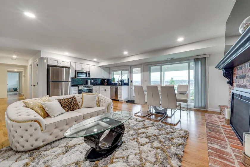 Stunning Lake Sammamish Views! Bellevue Retreat - Image 1