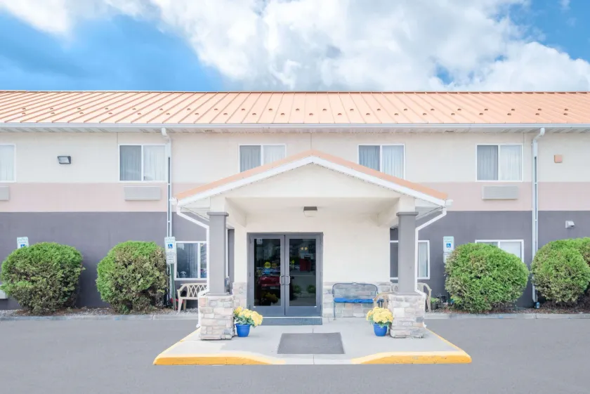 Days Inn & Suites by Wyndham Fargo 19th Ave/Airport Dome - Image 1