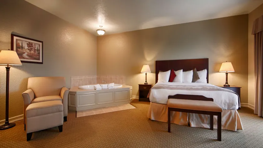 Best Western Plus Bayshore Inn - Image 1