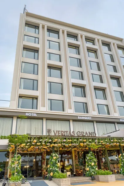 Hotel Veritas Grand - Image 1