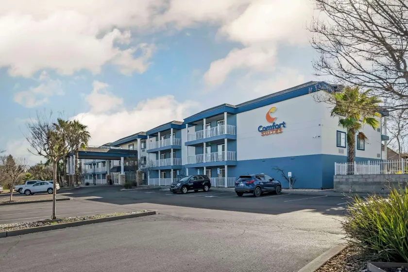 Comfort Suites Red Bluff near I-5 - Image 1
