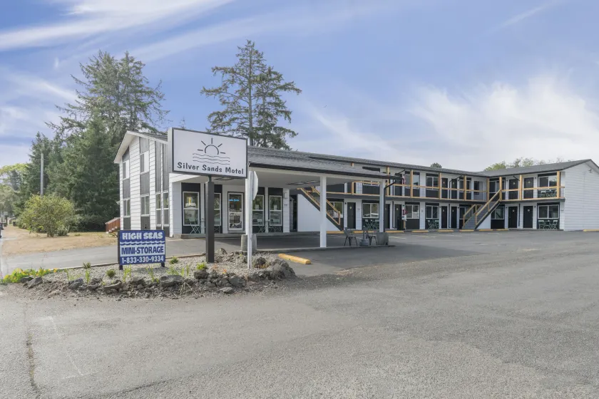 Silver Sands Motel - Image 1