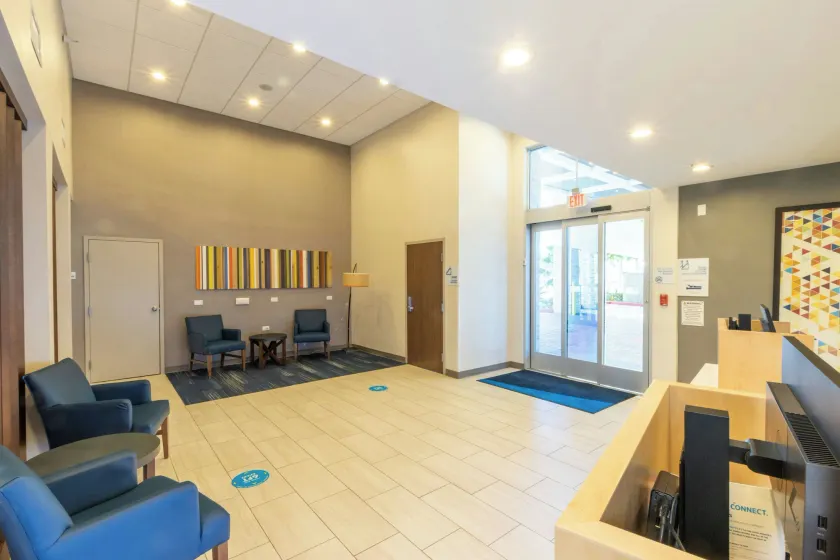 Holiday Inn Express Anaheim West by IHG - Lobby