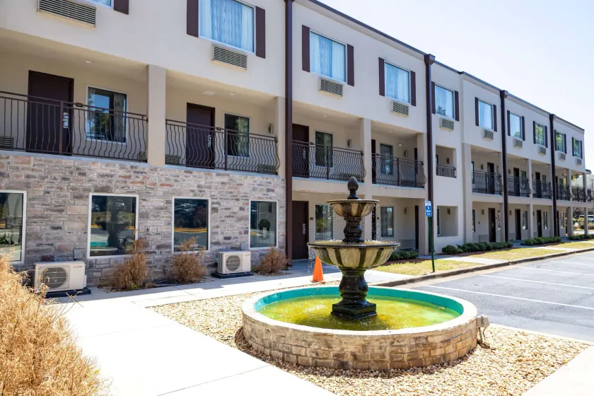 Baymont by Wyndham College Park Atlanta Airport South - Image 1