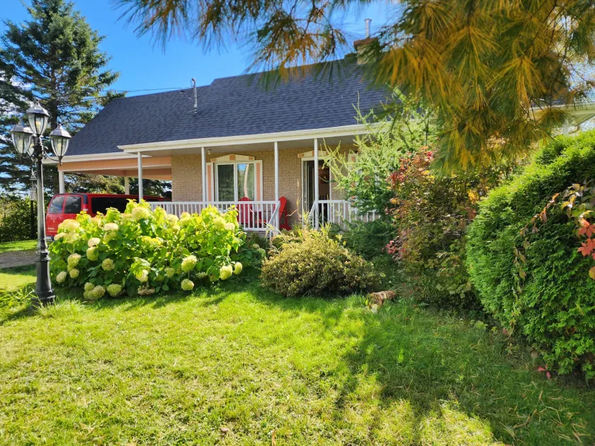 Saguenay-Lac-Saint-Jean Getaway 3-Bedroom Holiday Cottage with Garden View - Image 1