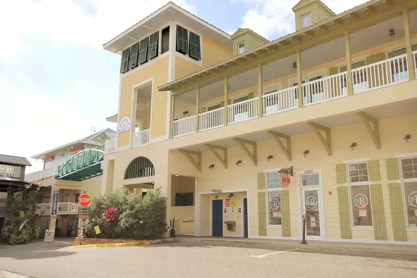 John's Pass Hotel - Fully Remote Check In - Image 1