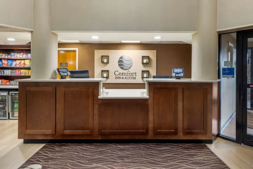 Comfort Inn & Suites Hamilton Place - Image 1