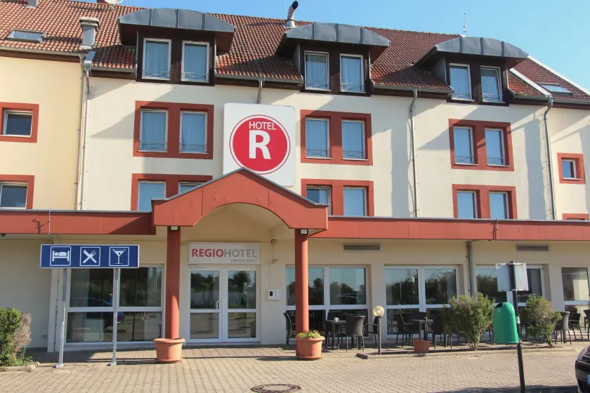 REGIOHOTEL Leipzig West - #Frühstücksbuffet #TopPreisLeistung #FreeParking #Wallbox - Image 1