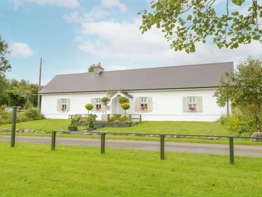 Lakeside Cottage - Image 1