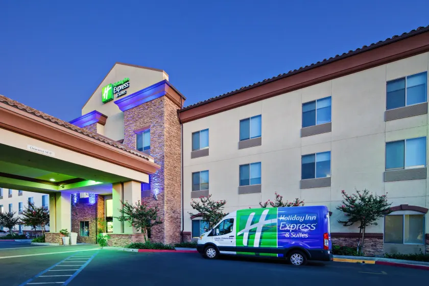 Holiday Inn Express & Suites Clovis Fresno Area by IHG - Image 1