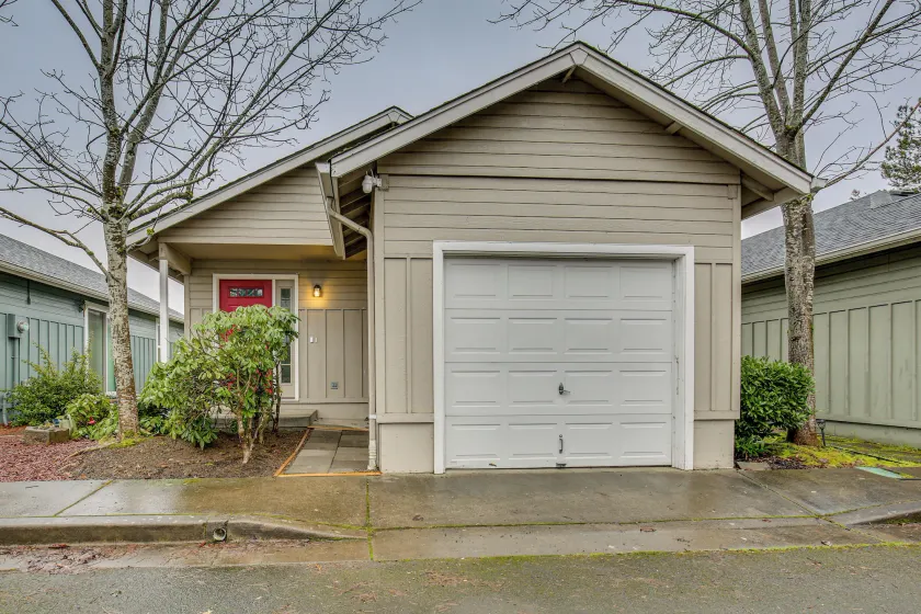 Cute Little House on the Lake: Wine Country Stay! - Image 1