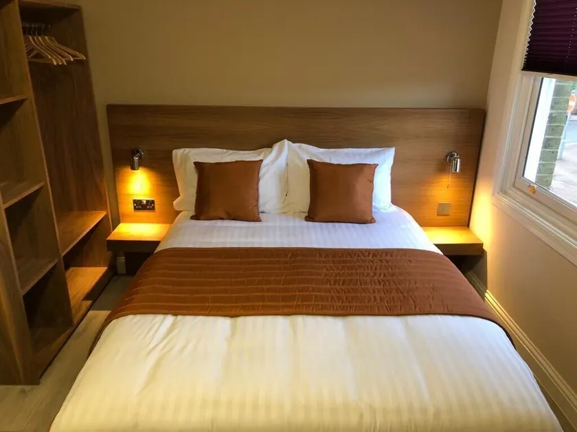 Eagle Hotel Luton Airport - Image 1