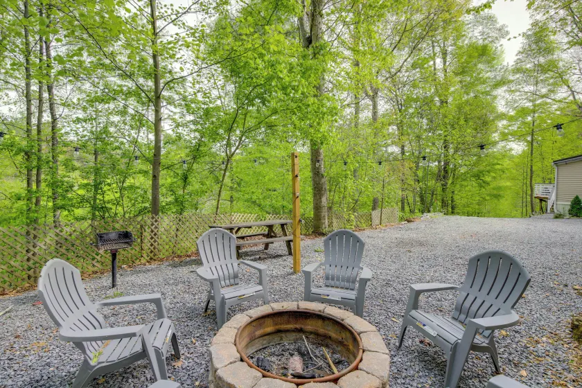 Camp-Style Cabin Near Pigeon Forge: Fire Pit, Deck - Image 1