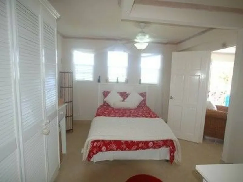 Beautiful Apartment Across The Road From The Beach - Image 1