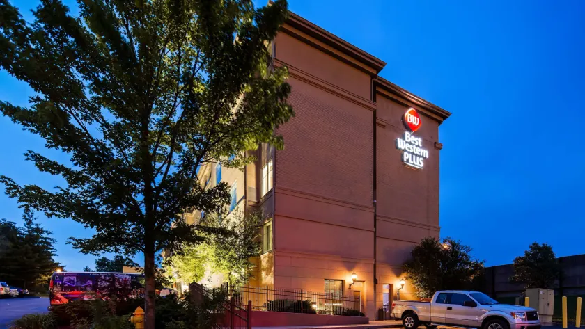 Best Western PLUS Hannaford Inn & Suites - Image 1