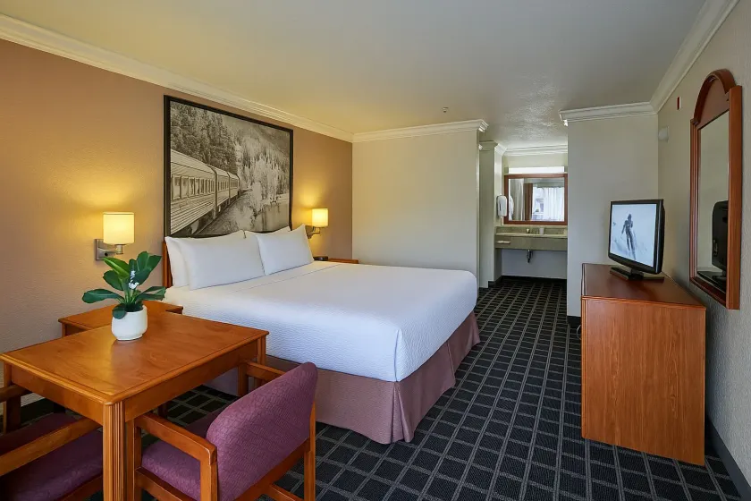 Creekside Inn & Suites - Image 1