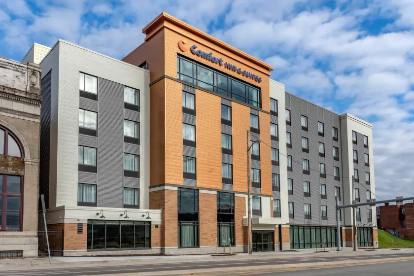 Comfort Inn & Suites Pittsburgh-Northshore - Image 1