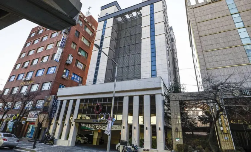 Hotel 99 Prestige - Image 1