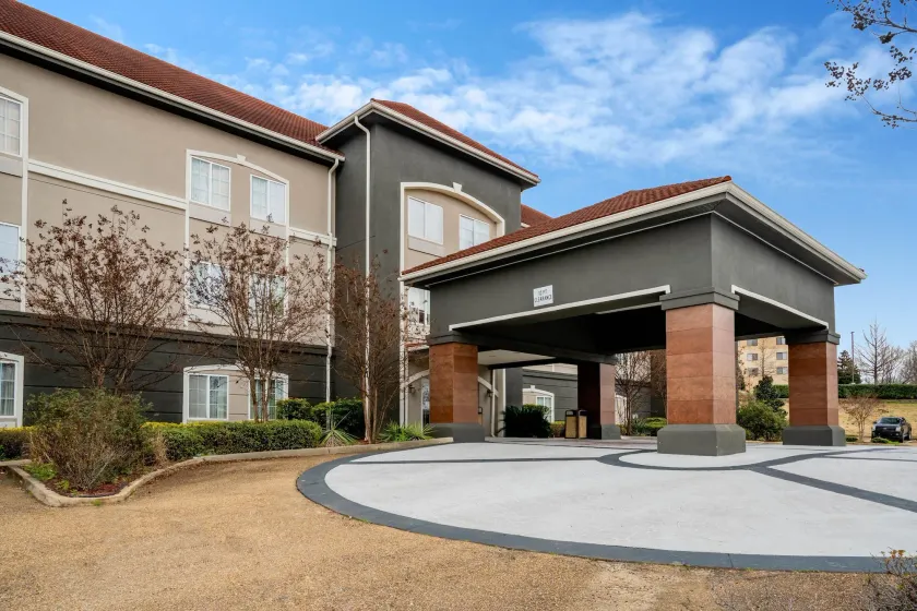 La Quinta Inn & Suites by Wyndham Vicksburg - Image 1
