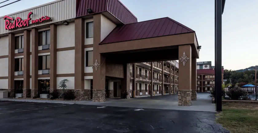 Red Roof Inn & Suites Pigeon Forge Parkway - Image 1