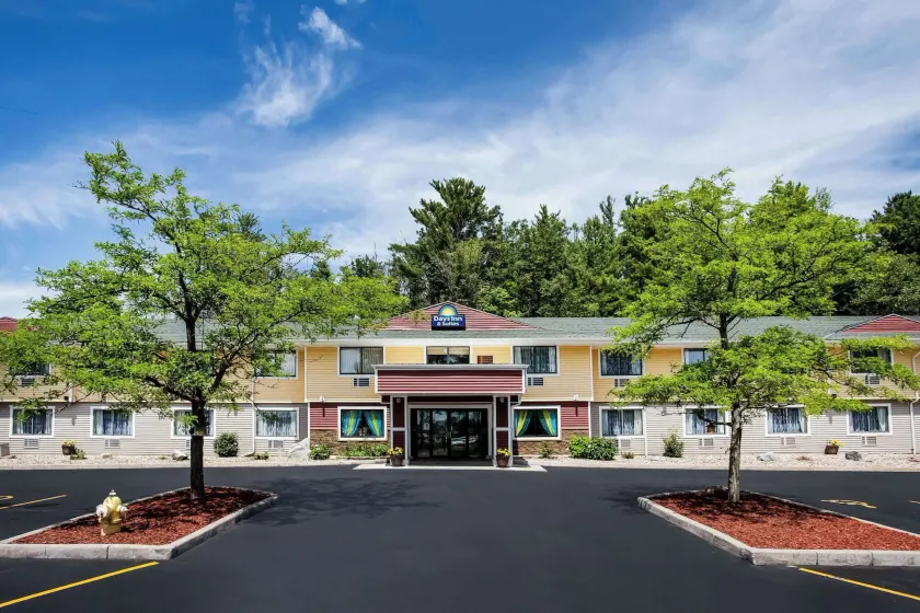Days Inn & Suites by Wyndham Stevens Point - Image 1