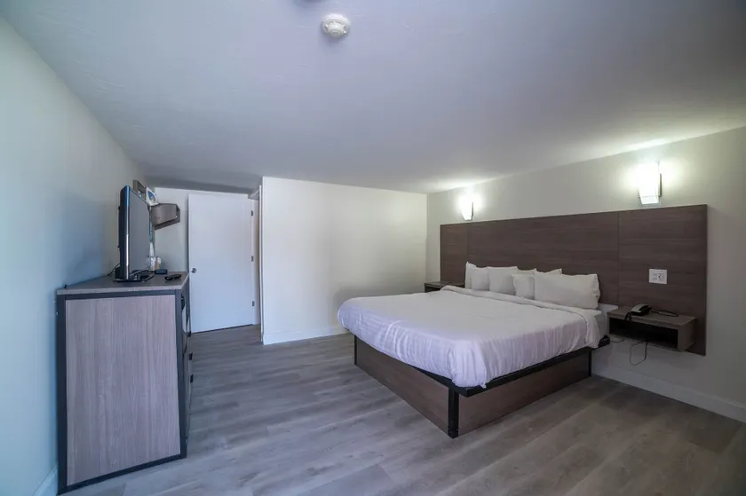 Viking Shores Motor Inn - Image 1