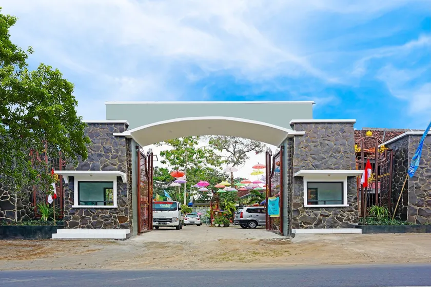 Urbanview Hotel Trisna Srabah - Image 1