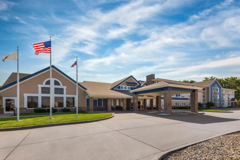 AmericInn by Wyndham Monmouth - Image 1
