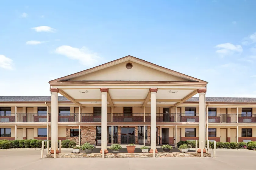 Days Inn by Wyndham Paris - Image 1
