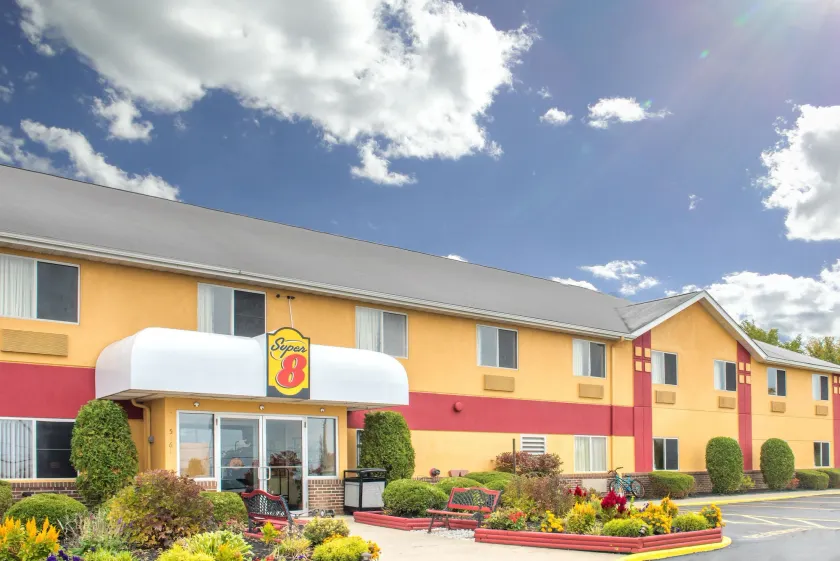Super 8 by Wyndham Medina - Image 1