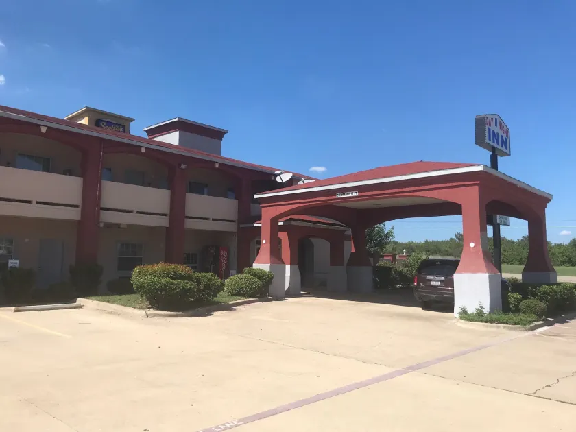Day N Night Inn - Image 1