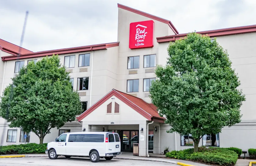 Red Roof Inn & Suites Indianapolis Airport - Image 1