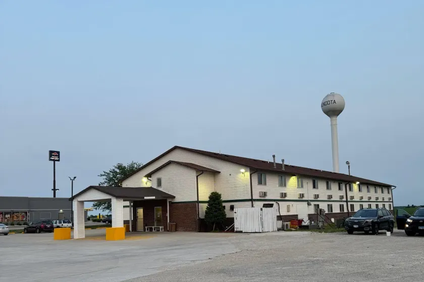 Super 8 by Wyndham Mendota I-39 - Image 1