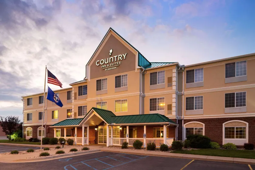 Country Inn & Suites by Radisson, Big Rapids, MI - Image 1