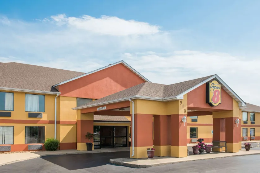 Super 8 by Wyndham Troy IL/St. Louis Area - Image 1