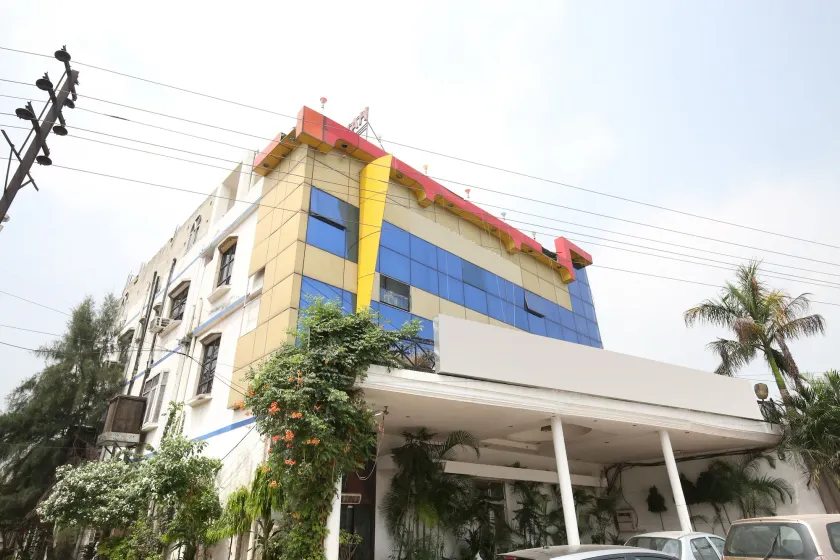OYO 17430 Gulshah Hotel - Image 1