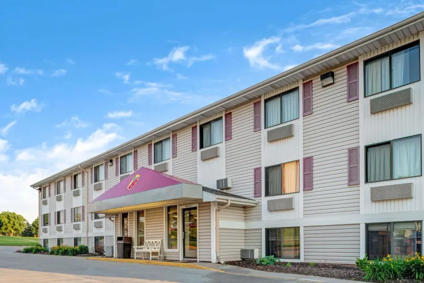 Super 8 by Wyndham Omaha West I-80 - Image 1