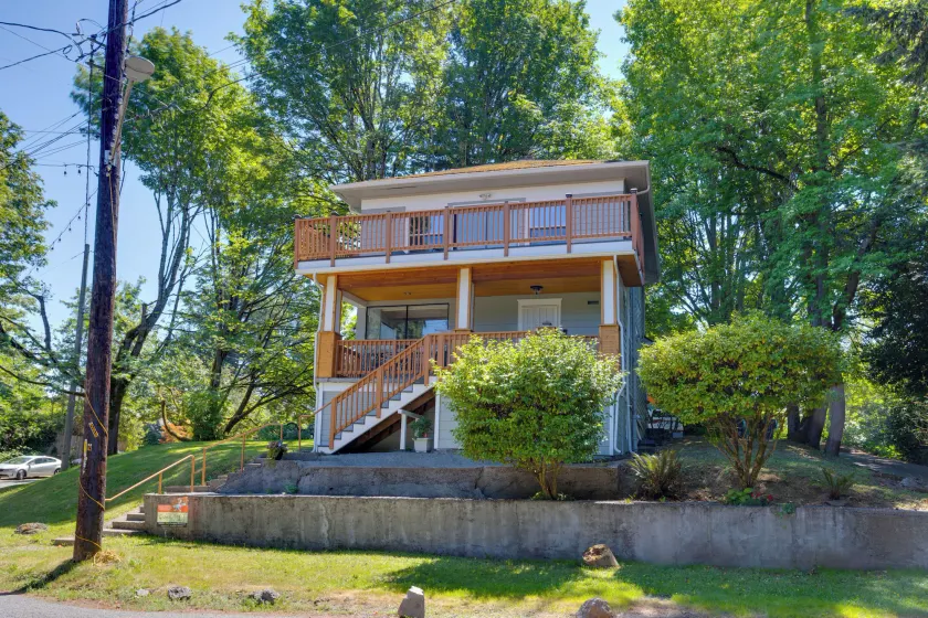 Easy Access to Dtwn! Seattle Group-friendly Home - Image 1