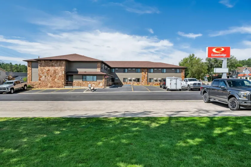 Econo Lodge, Downtown Custer Near Custer State Park and Mt Rushmore - Image 1