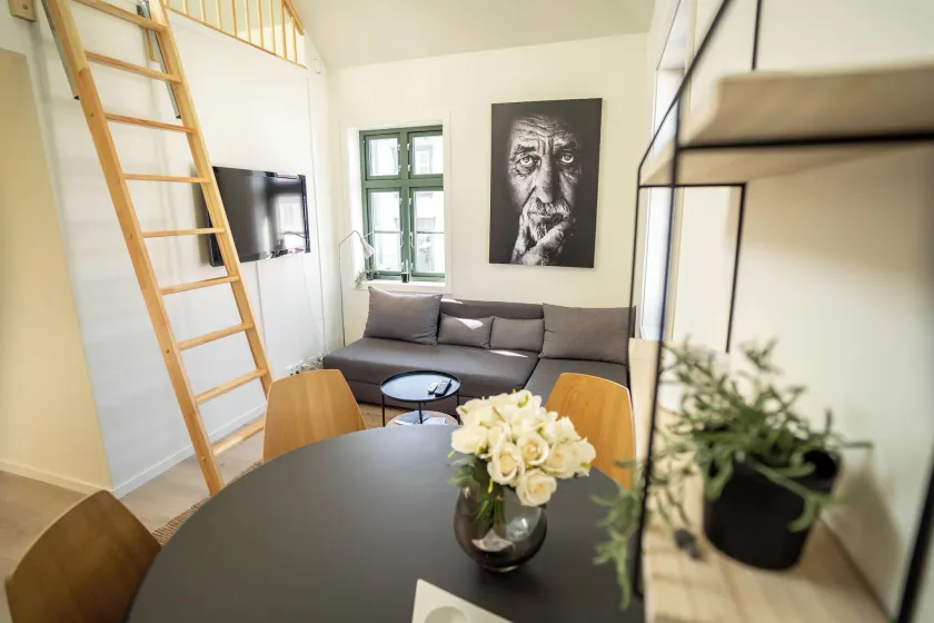 Vibrant apartment on bustling street, above a restaurant - Perfect for tourists, - Image 1