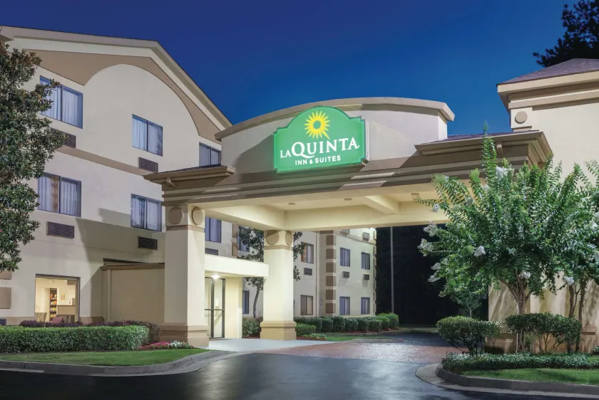 La Quinta Inn & Suites by Wyndham Jackson Airport/Pearl - Image 1