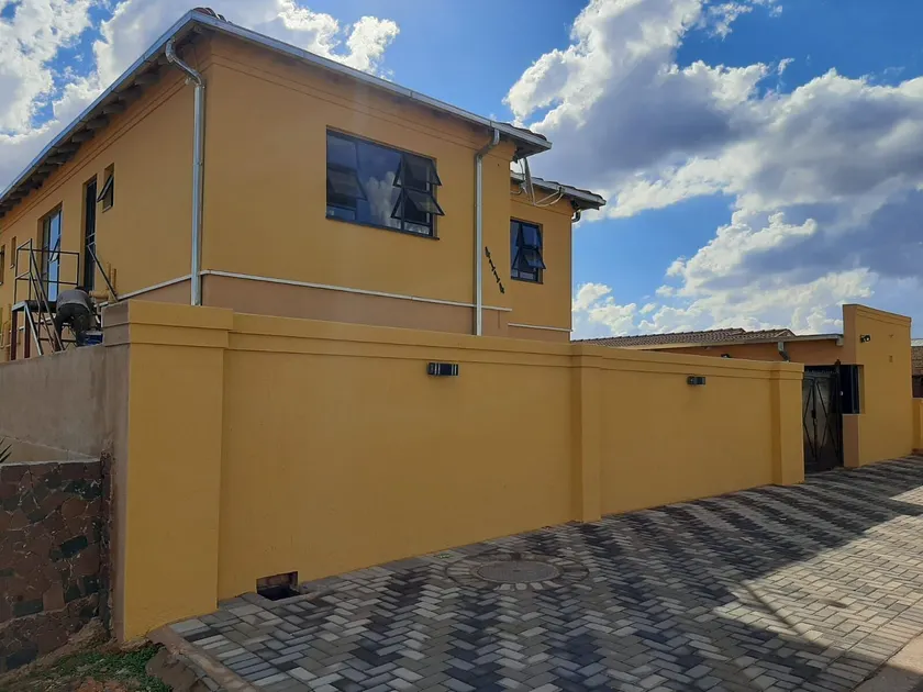 Mohlakeng Guest House - Image 1