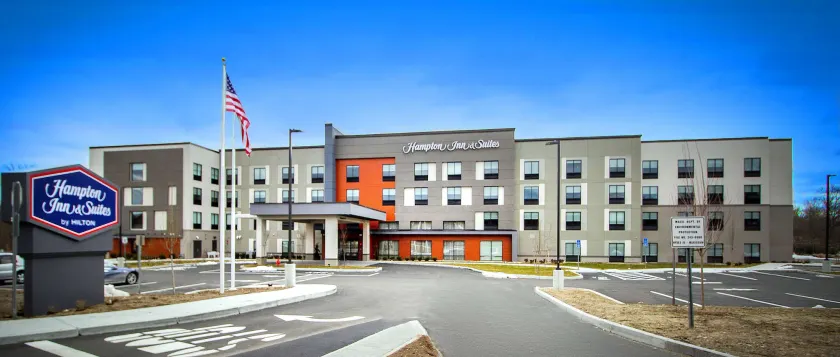 Hampton Inn & Suites North Attleboro - Image 1