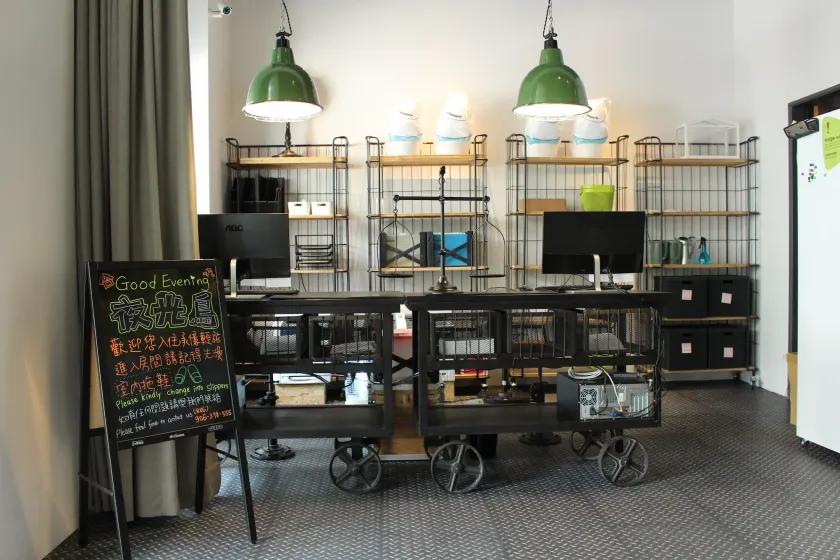 Let's Hostel - Interior entrance