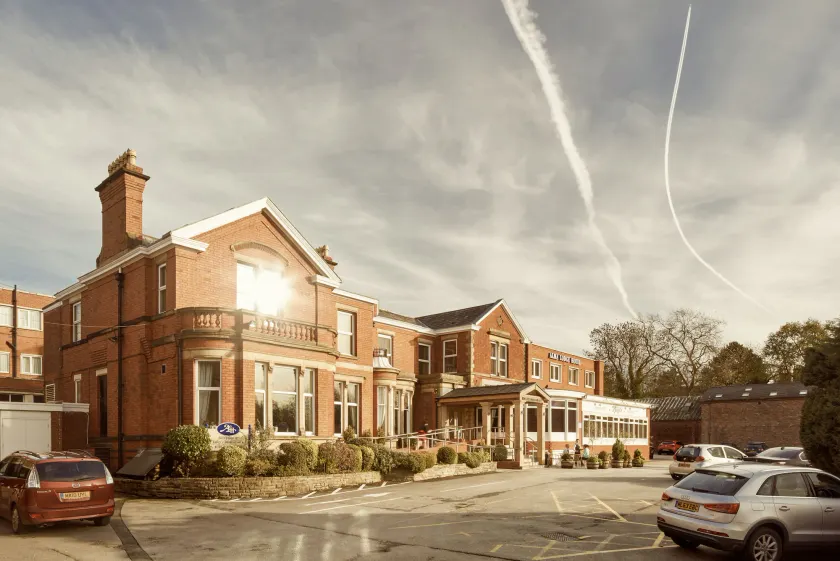 Alma Lodge Hotel - Image 1