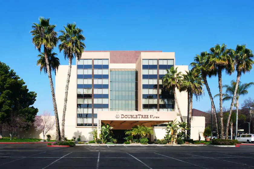 DoubleTree by Hilton Fresno Convention Center - Image 1