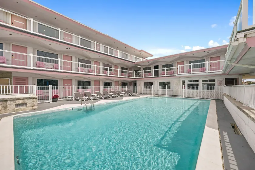 Pink Champagne Boutique Motel - Image 1