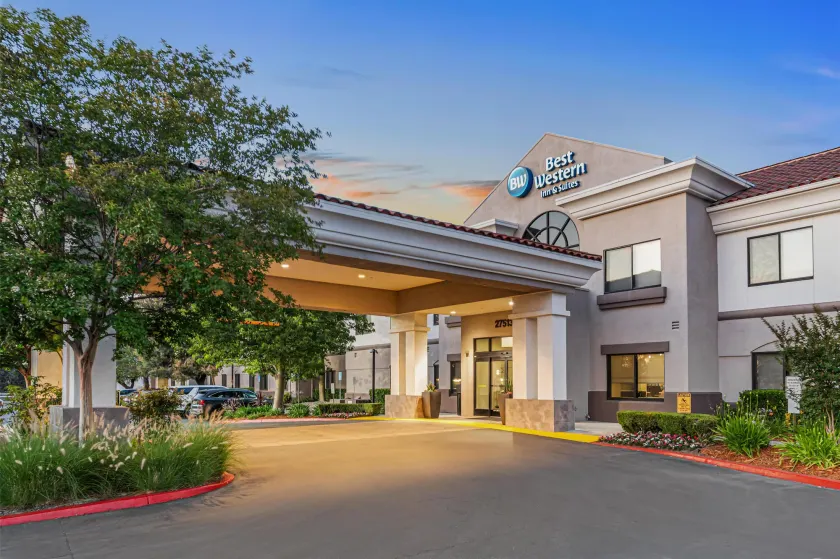 Best Western Valencia/Six Flags Inn & Suites - Image 1