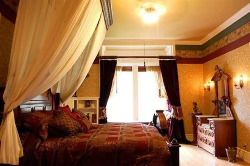 Alexander Mansion Bed and Breakfast - Image 1