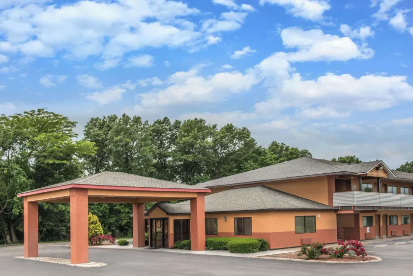 Days Inn by Wyndham Kingdom City - Image 1
